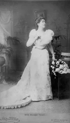 La señorita Marion Terry como Lady Windermere, fotografiada por Alfred Ellis, en El abanico de Lady Windermere, representada en el Teatro St. James, el 20 de febrero de 1892